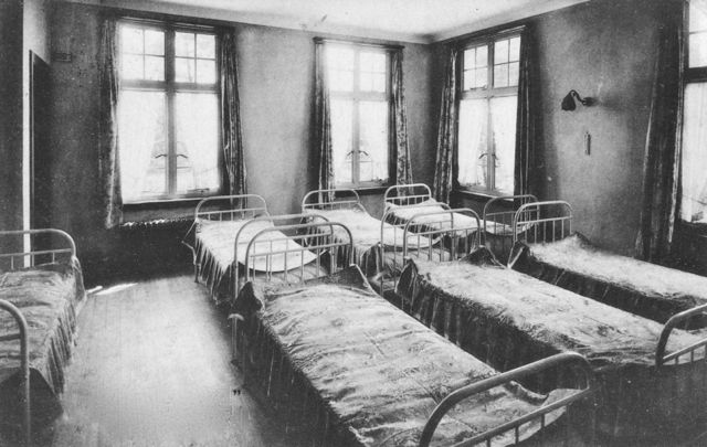 Pa had voor zijn gezin van zeven, hijzelf, ma en de vijf zonen, deze goedkope hotelkamer gevonden via de dienst voor tourisme. Gezellig!